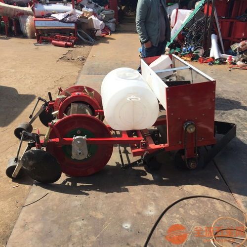 拖拉机带双行播种施肥起垄覆膜机价格解析及施肥机械选购参考